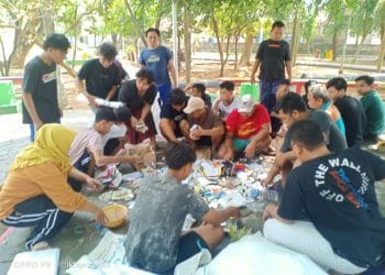 Kegiatan memilah sampah oleh komunitas pemuda Kelurahan Kalidoro belum lama ini.