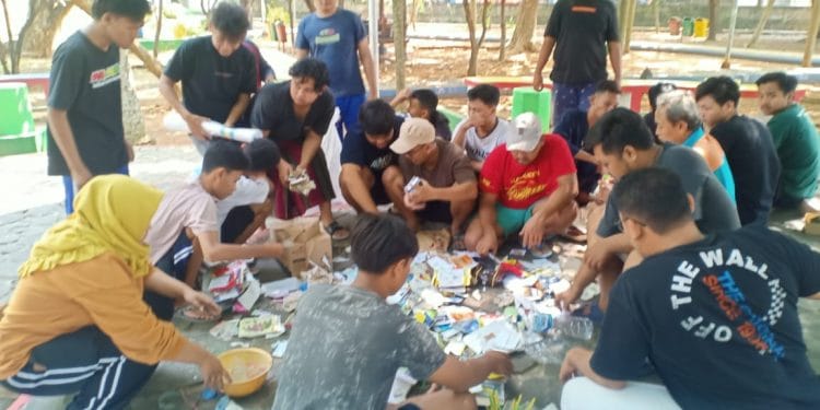 Kegiatan memilah sampah oleh komunitas pemuda Kelurahan Kalidoro belum lama ini.
