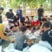 Kegiatan memilah sampah oleh komunitas pemuda Kelurahan Kalidoro belum lama ini.