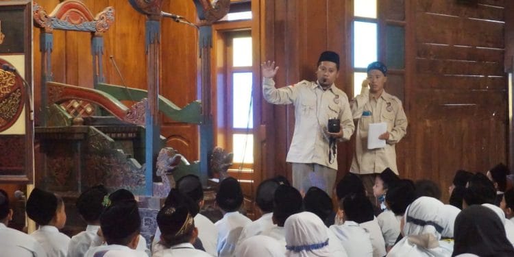 Sejumlah pelajar sedang mengikuti kegiatan wisata edukasi bertajuk Jelajah Pusaka Kajen belum lama ini.