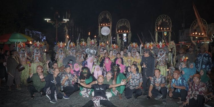 Atraksi budaya Lamporan pada kirab budaya hari jadi Pati (7/8/2023). Ritual ini digelar setiap Jumat Wage di bulan Suro.