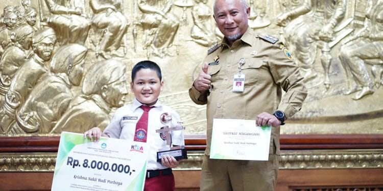 Krishna yang menjadi juara lomba menyanyi lagu anak-anak tingkat nasional.