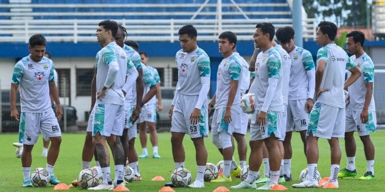 Para pemain Persib Bandung melakukan sesi latihan jelang laga melawan Persija Jakarta.