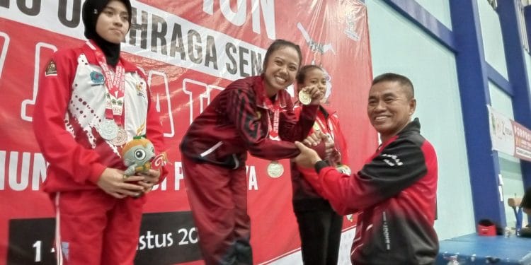 Yogi Novia Laila Rahmadhani memborong sebanyak 4 medali emas cabor senam artistik Porprov 2023.