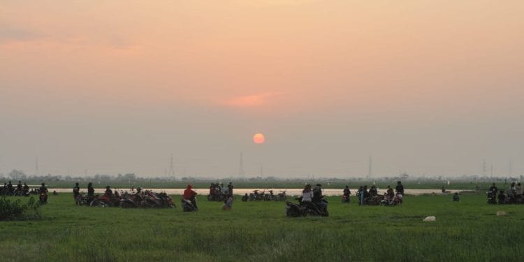 Warga menikimati suasana senja di area rawa di Desa Jambean Kidul Margorejo Pati.