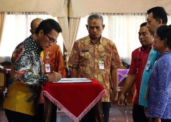 Bupati Kudus Hartopo saat melantik pejabat pimpinan tinggi pratama, administrasi, dan fungsional di Pendapa Kabupaten Kudus