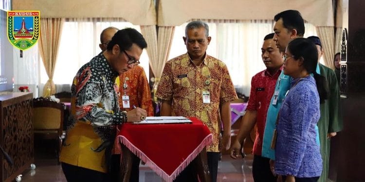 Bupati Kudus Hartopo saat melantik pejabat pimpinan tinggi pratama, administrasi, dan fungsional di Pendapa Kabupaten Kudus