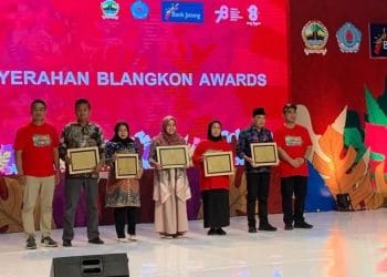 Wakil Gubernur Taj Yasin Maimoen menyerahkan penghargaan kepada Penjabat (Pj.) Bupati Jepara Edy Supriyanta di Brebes pada Jumat (18/8/2023) siang, di Kabupaten Brebes.