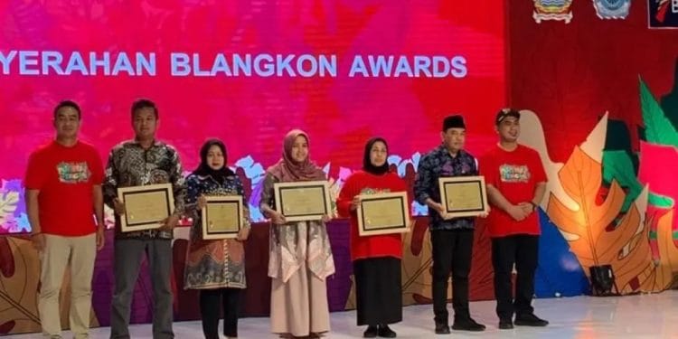 Wakil Gubernur Taj Yasin Maimoen menyerahkan penghargaan kepada Penjabat (Pj.) Bupati Jepara Edy Supriyanta di Brebes pada Jumat (18/8/2023) siang, di Kabupaten Brebes.