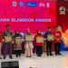 Wakil Gubernur Taj Yasin Maimoen menyerahkan penghargaan kepada Penjabat (Pj.) Bupati Jepara Edy Supriyanta di Brebes pada Jumat (18/8/2023) siang, di Kabupaten Brebes.