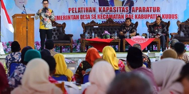 Bupati Kudus Hartopo saat membuka bimtek peningkatan kapasitas kepala desa se-Kecamatan Bae di Mountain View Residence Kudus