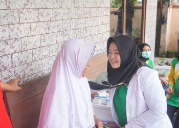MENGABDI : Dokter Mega Anggun Sylvia sedang melayani warga dalam kegiatan pengobatan gratis belum lama ini. Sosok Mega Anggun Sylvia, Dokter Muda yang Berjiwa Sosial Tinggi