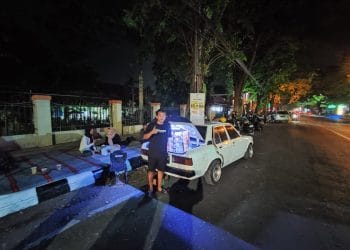 Suasana ngopi malam hari di pinggir Jalan Panglima Sudirman Pati di seberang kantor Satlantas Polresta Pati baru-baru ini.