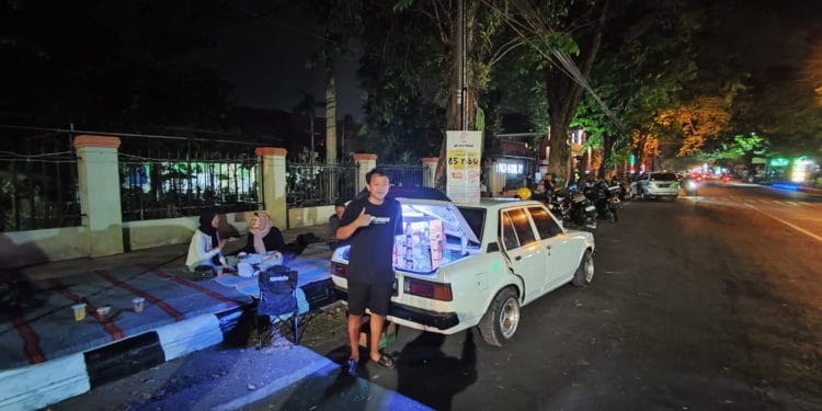 Suasana ngopi malam hari di pinggir Jalan Panglima Sudirman Pati di seberang kantor Satlantas Polresta Pati baru-baru ini.