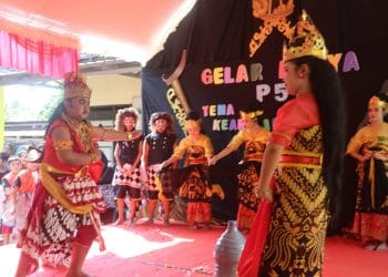 Anak-anak SD Pati Wetan 01sedang bermain peran dalam seni ketoprak belum lama ini.