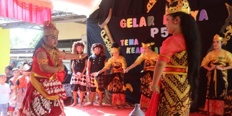 Anak-anak SD Pati Wetan 01sedang bermain peran dalam seni ketoprak belum lama ini.