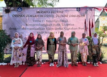 Siswa SMP Negeri 4 Pati memamerkan produk kain ecoprint yang dibuat dengan memanfaatkan potensi lokal di lingkungan sekitar.