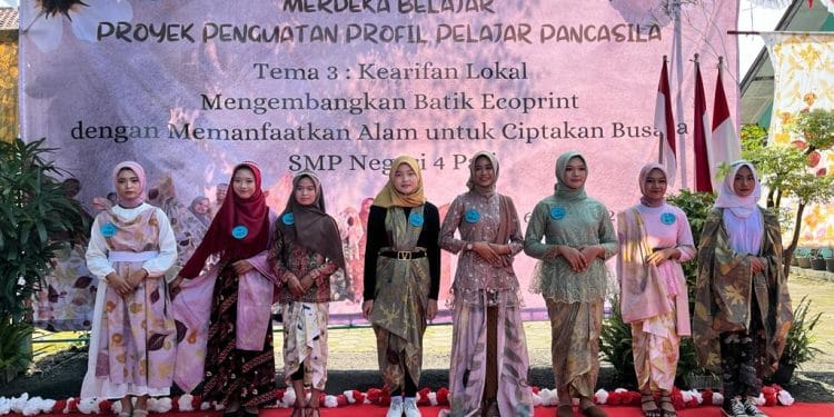 Siswa SMP Negeri 4 Pati memamerkan produk kain ecoprint yang dibuat dengan memanfaatkan potensi lokal di lingkungan sekitar.