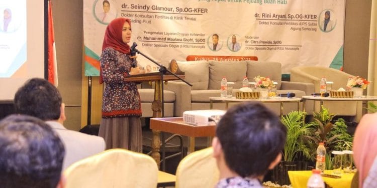 Ketua GOW Kabupaten Kudus, Mawar Hartopo, membuka seminar program hamil yang diselenggarakan oleh Rumah Sakit Umum Nurussyifa, bekerjasama dengan Klinik Teratai RS Gading Pluit Jakarta, di Hotel @hom Kudus, Sabtu (26/8/2023).