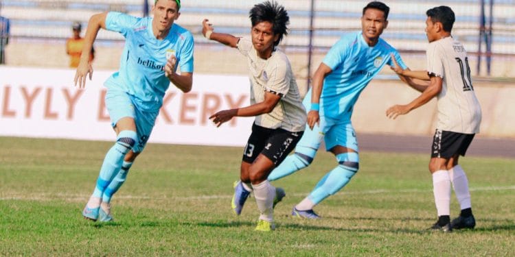 Para pemain Persipa Pati saat melakoni laga uji coba melawan Persela Lamongan di Stadion Surajaya (27/8/2023) kemarin.