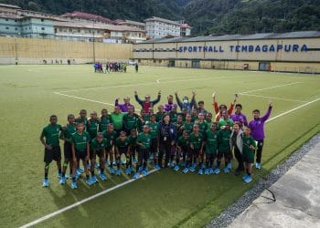 Para siswa Papua Football Academy (PFA) melakukan latihan rutin sesuai program yang telah dijalankan.