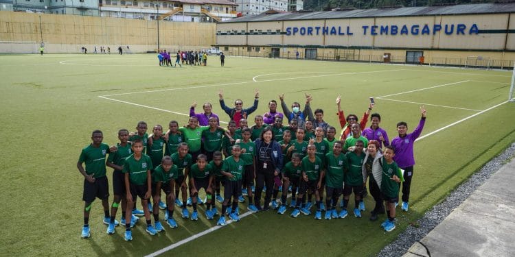 Para siswa Papua Football Academy (PFA) melakukan latihan rutin sesuai program yang telah dijalankan.