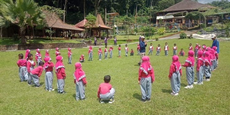 Suasana di Green Valley Resort Bandungan yang cocok untuk liburan.