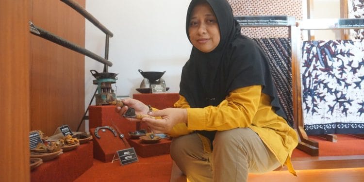 Koleksi museum batik tulis Bakaran di Desa Bakaran Wetan untuk melengkapi paket desa wisata.