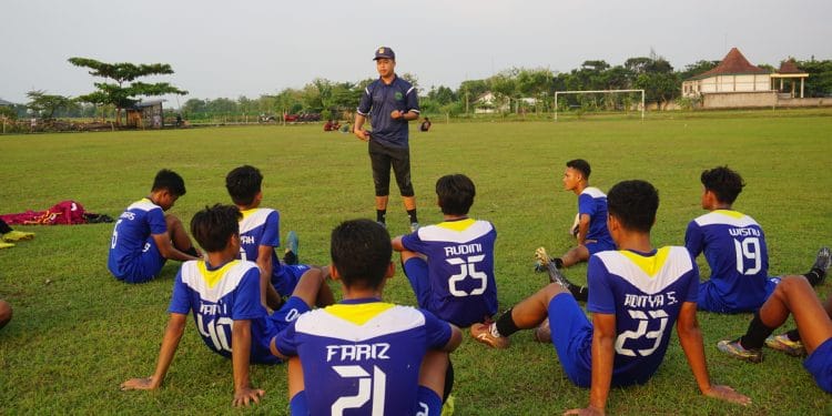 Siswa Akademi Persib Pati selesai latihan.