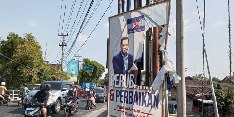 Baliho yang dirusak oleh para kader Partai Demokrat di sejumlah titik di wilayah Pati kemarin.