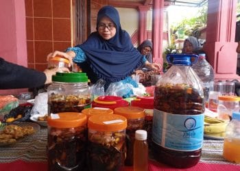 Salah seorang warga sedang membuat ecoenzyme yang terbuat sampah rumah tangga.