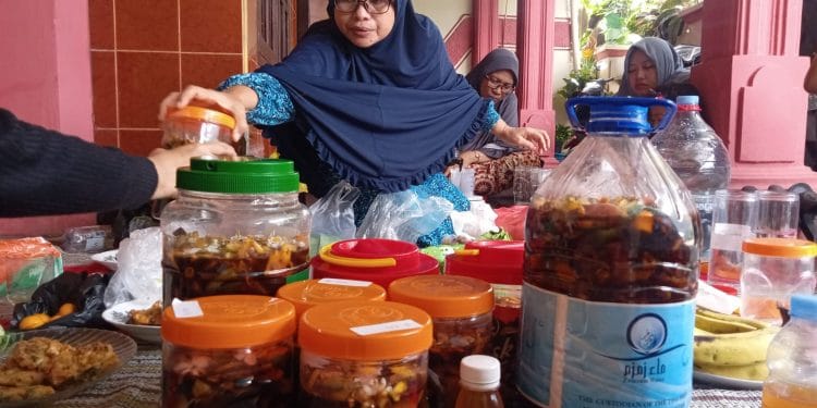 Salah seorang warga sedang membuat ecoenzyme yang terbuat sampah rumah tangga.