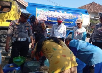 Satlantas Polresta Pati Grojok Ribuan Liter Air Bersih