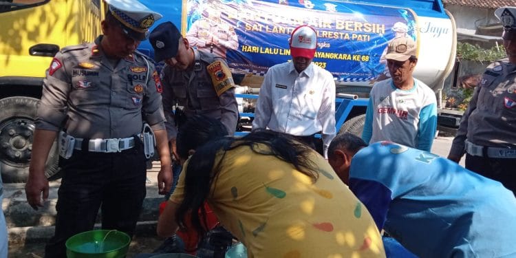 Satlantas Polresta Pati Grojok Ribuan Liter Air Bersih