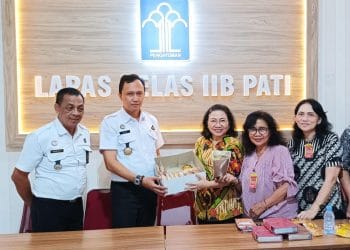 Pejabat RS Mardirahayu Kudus tertarik dengan produk roti buatan warga binaan Lapas Pati