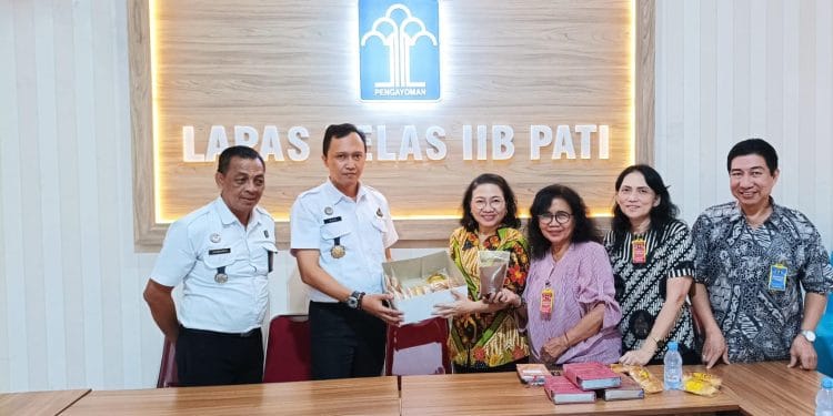 Pejabat RS Mardirahayu Kudus tertarik dengan produk roti buatan warga binaan Lapas Pati