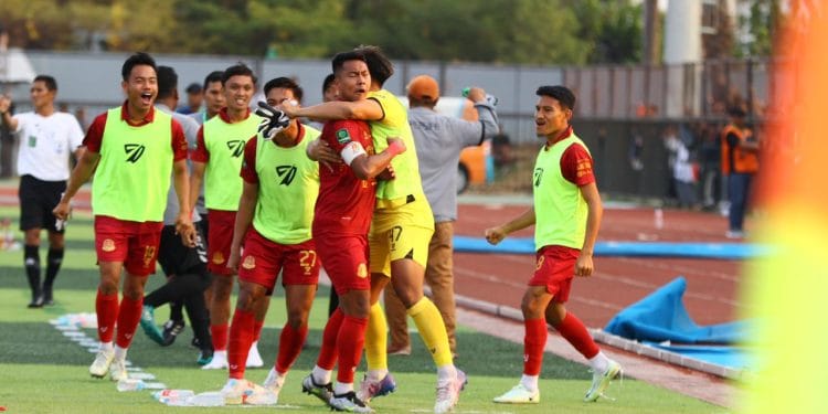 Pemain Persipa Pati bersuka cita saat berhasil menyamakan kedudukan 1-1 atas PSCS Ciacap