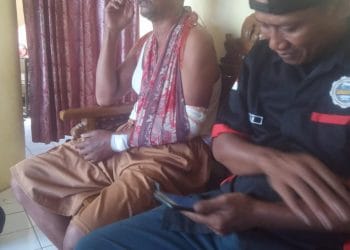 Sopir korban penganiayaan dijenguk oleh rekannya