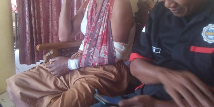 Sopir korban penganiayaan dijenguk oleh rekannya