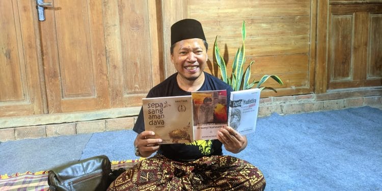 Achiar M Permana, penulis spesialis berpijak pada pewayangan