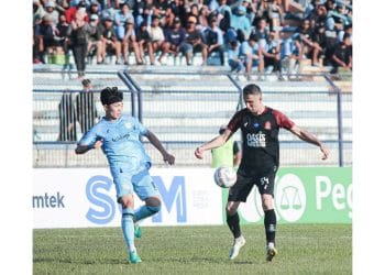 Pemain asing Persijap Jepara Mojtaba Lotfi berduel dengan pemain Persela DOK PERSIJAP JEPARA