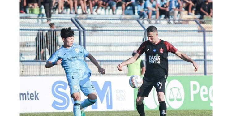 Pemain asing Persijap Jepara Mojtaba Lotfi berduel dengan pemain Persela DOK PERSIJAP JEPARA