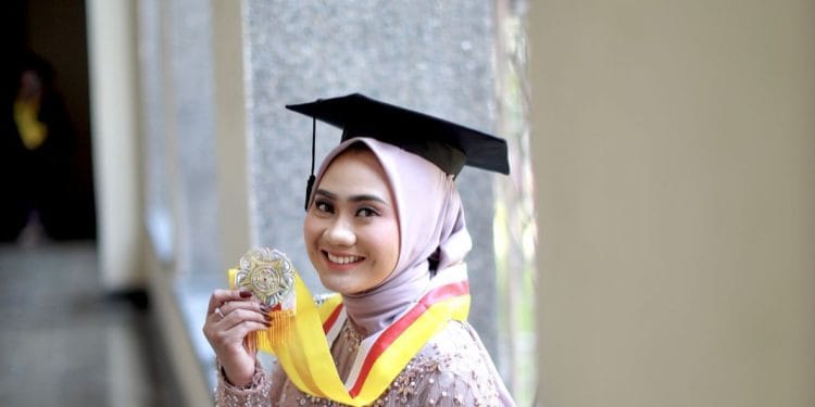 Seren Kastiureni usai lulus dari UGM Yogyakarta