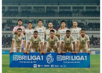 Para pemain Bali United FC berfoto bersama sebelum pertandingan.