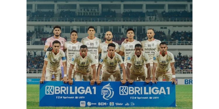 Para pemain Bali United FC berfoto bersama sebelum pertandingan.