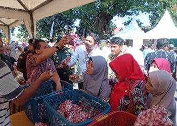Warga menyerbu kegiatan bazar pangan murah di Kecamatan Mayong Jepara.
