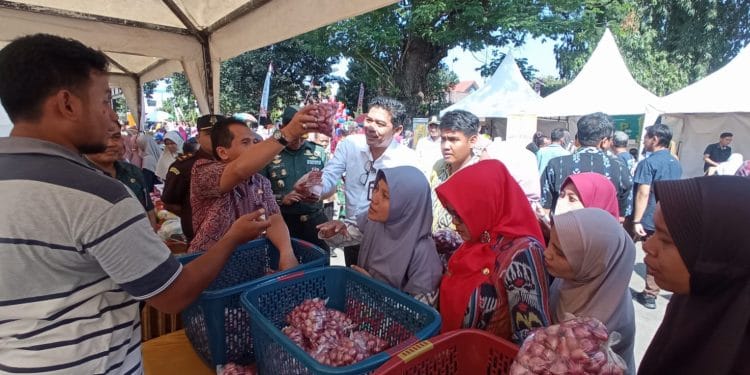 Warga menyerbu kegiatan bazar pangan murah di Kecamatan Mayong Jepara.