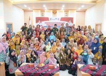 Para bidan di Jepara berkumpul bersama Pj Bupati Edy Supriyanta dalam upaya penanganan anak balita tengkes atau stunting