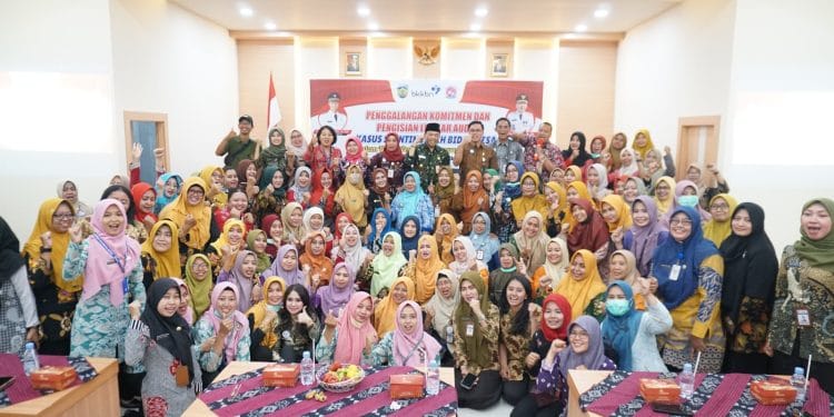 Para bidan di Jepara berkumpul bersama Pj Bupati Edy Supriyanta dalam upaya penanganan anak balita tengkes atau stunting