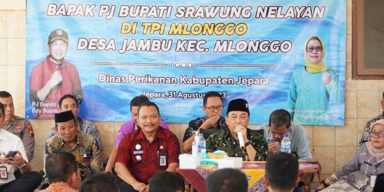Pj Bupati Jepara Edy Supriyanta ajak dialog kelompok nelayan dalam kegiatan Srawung Nelayan di Tempat Pelelangan Ikan (TPI) Desa Jambu Kecamatan Mlonggo.